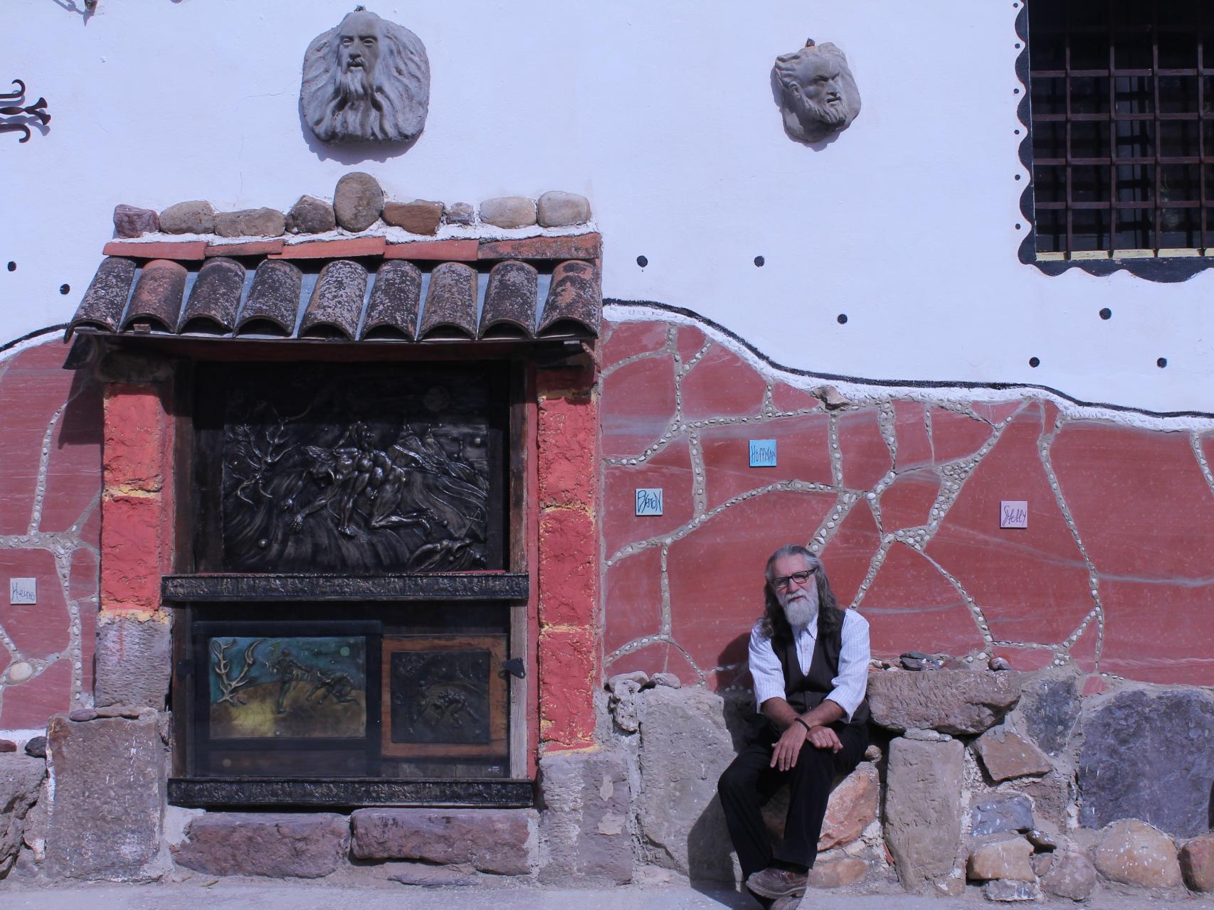 Luigi Maráez, poeta y escultor, es sevillano pero vive en Trasmoz. Ha convertido su hogar en un Museo de las Brujas.