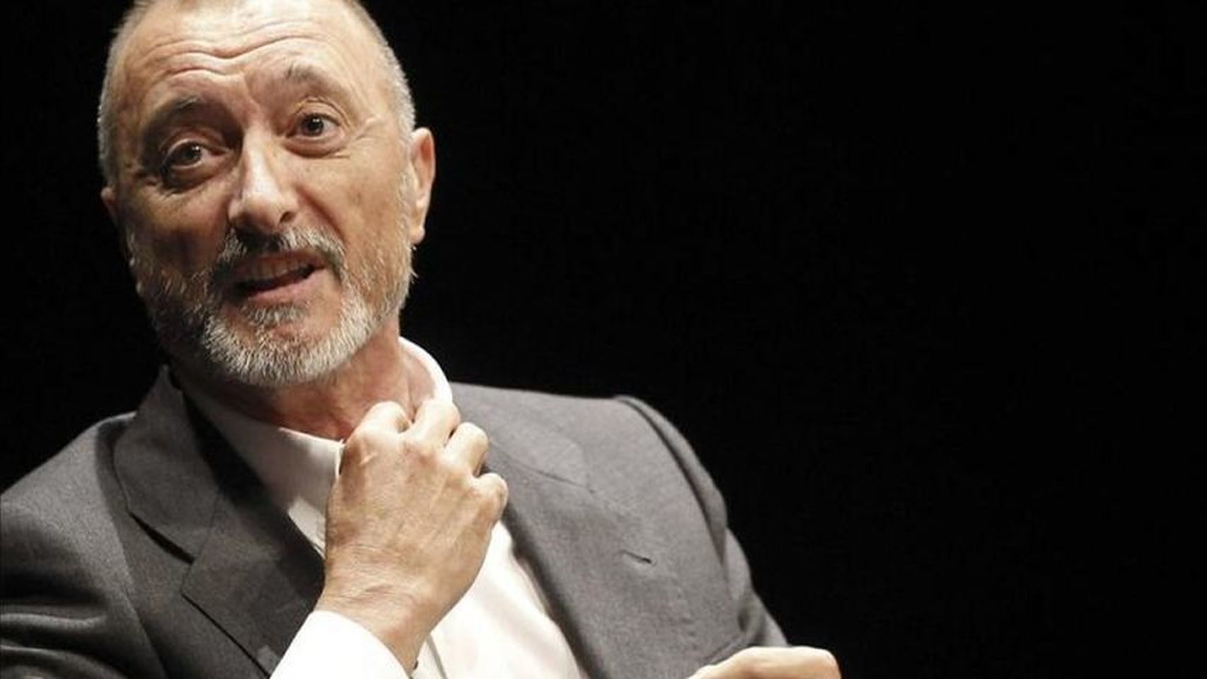 El escritor y periodista Arturo Pérez-Reverte durante una conferencia.