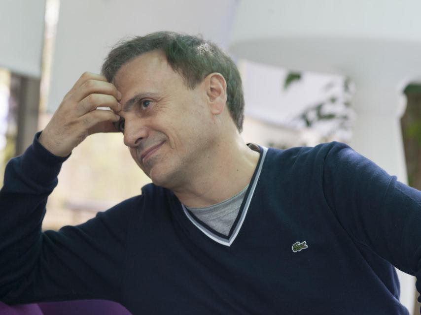 Mota empezó disfrazado de Carrillo bailando break dance.