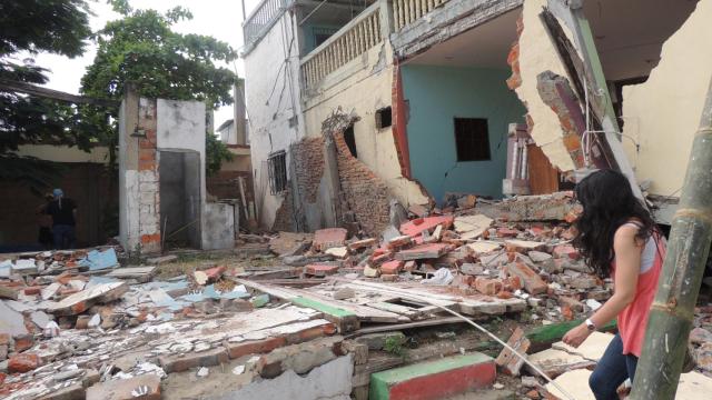 Una de las casas derruidas en Ecuador.