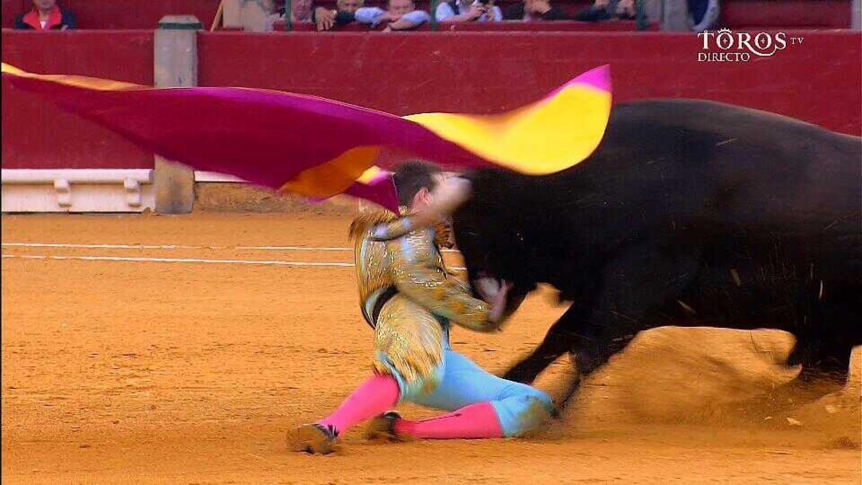 Momento de la cogida a Padilla.