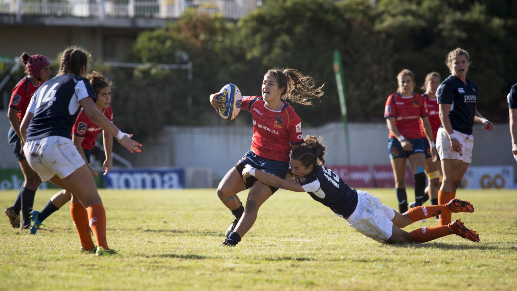 María Casado es agarrada por una jugadora holandesa durante la final.