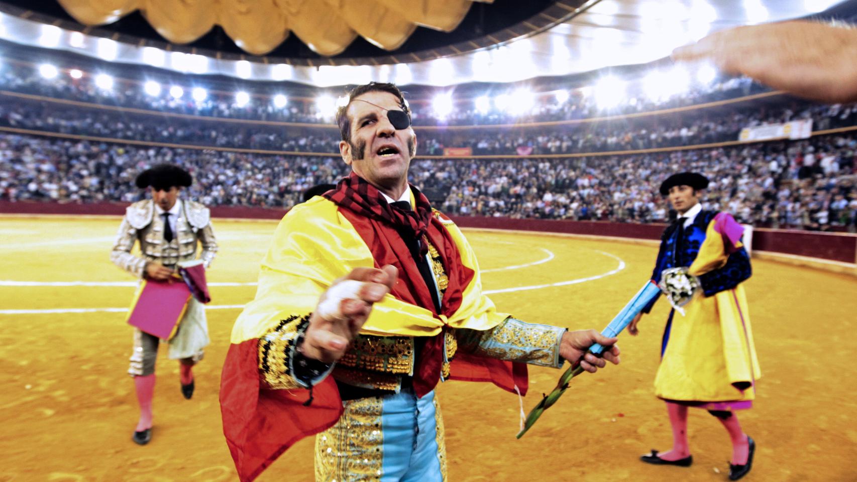 Padilla da una vuelta al ruedo después de cortar una oreja.