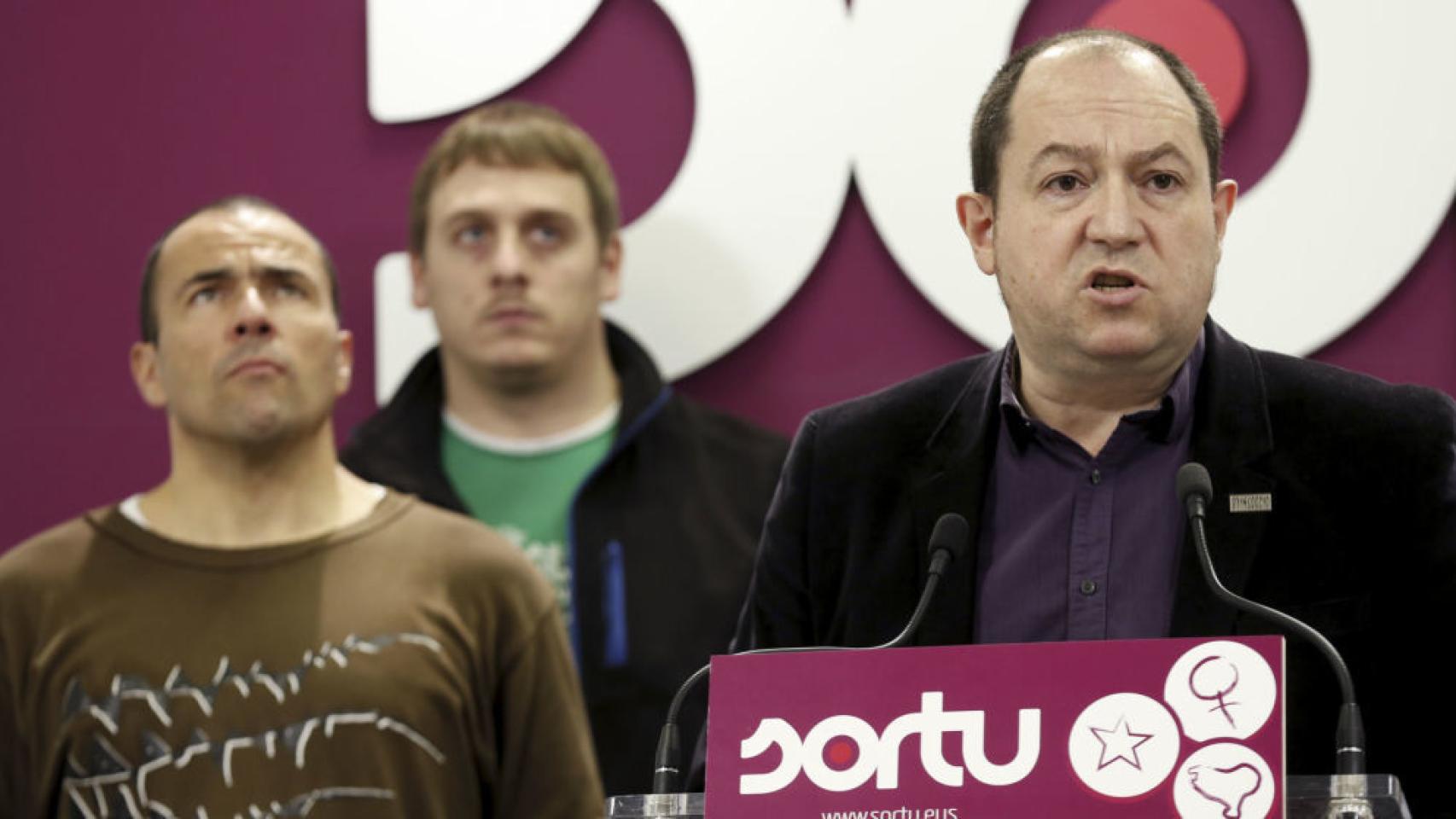 El portavoz de Sortu, Pernando Barrena (derecha)