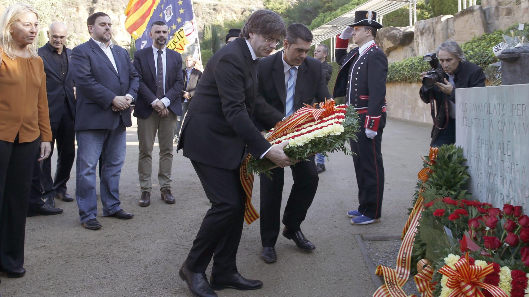 Puigdemont, en el momento de hacer la ofrenda floral.