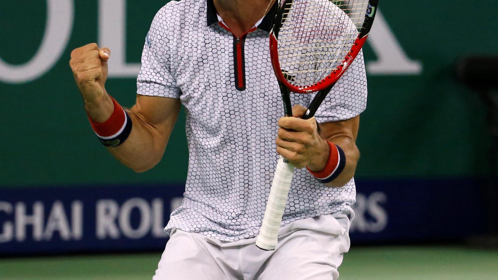 Roberto Bautista celebra su victoria contra Novak Djokovic.