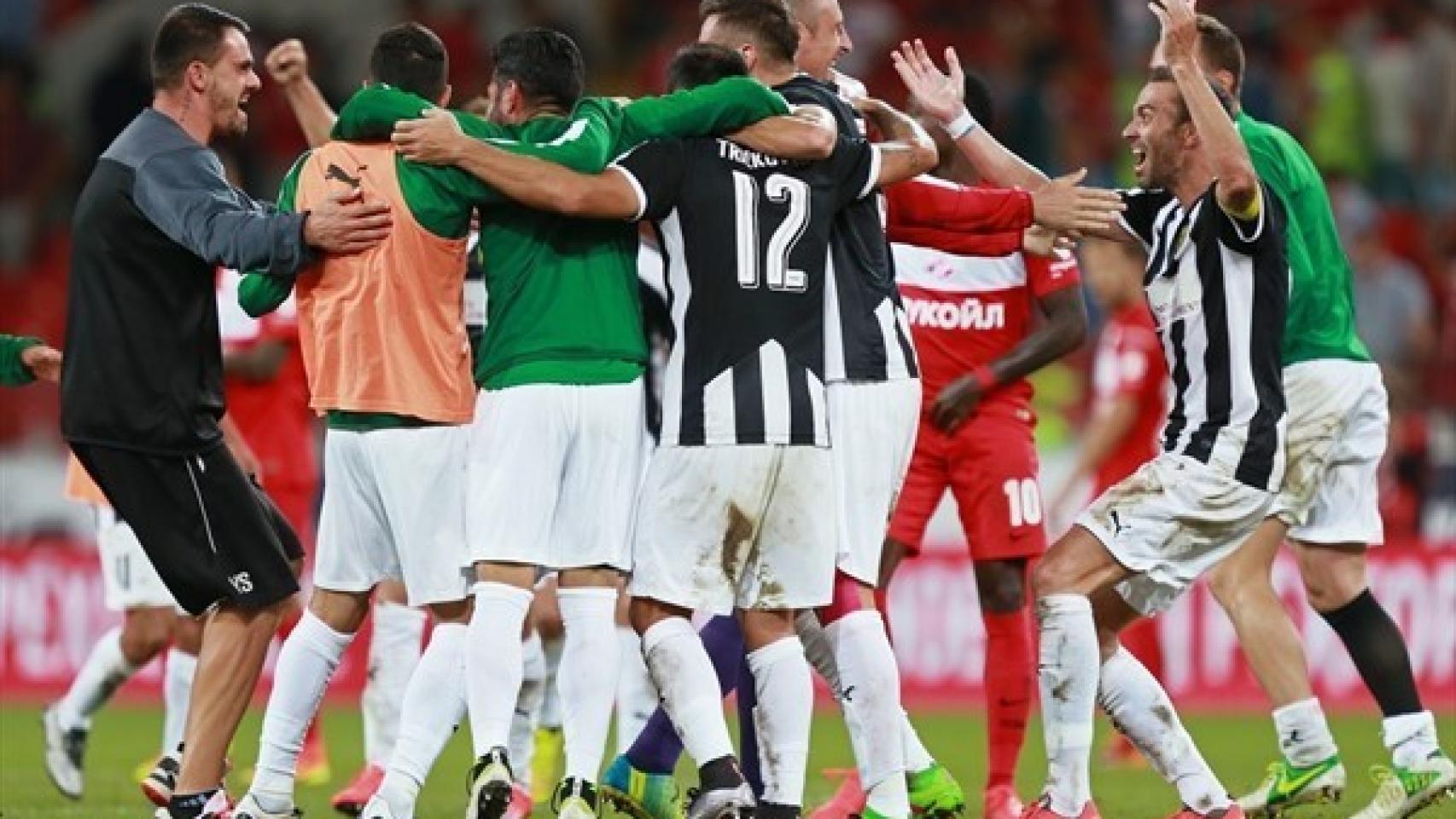 Los jugadores del AEK celebran su histórica visita en Moscú.