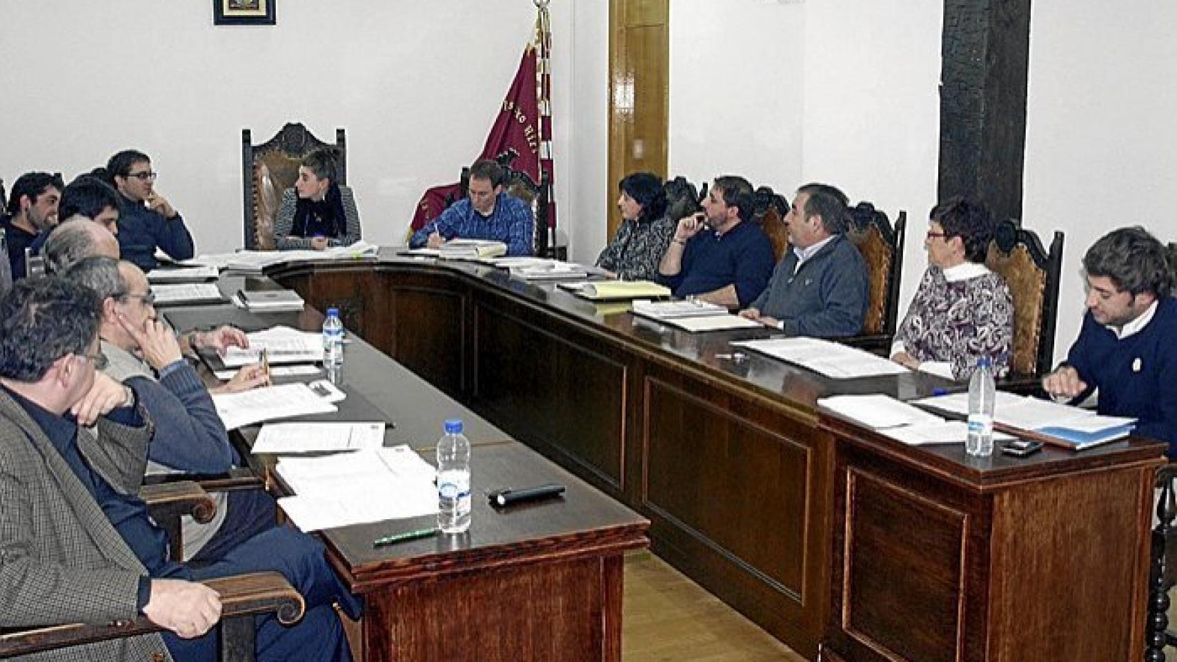 París, a la derecha, durante un pleno del ayuntamiento de Alsasua.