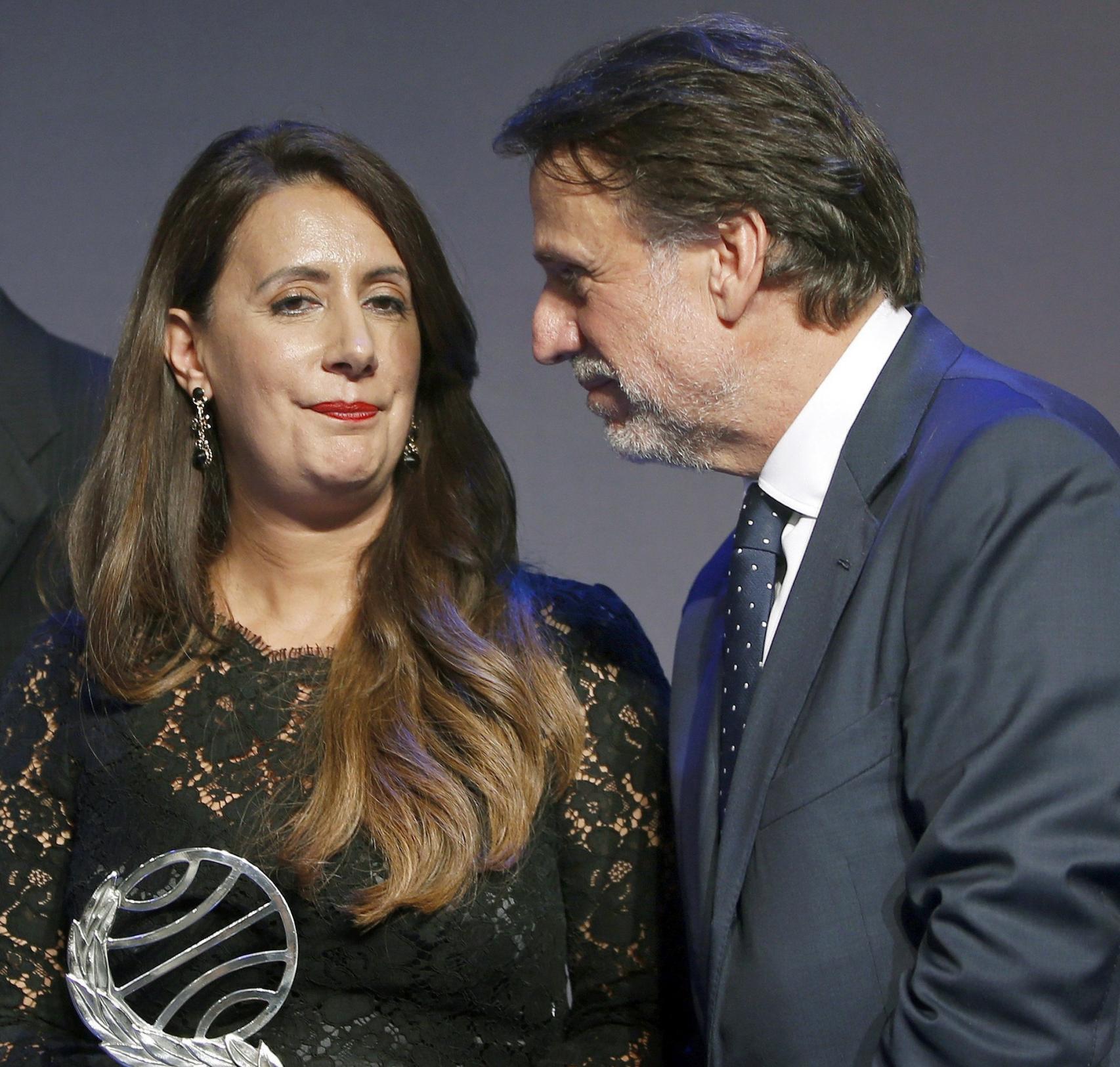 Dolores Redondo y José Crehueras, presidente de Planeta, en la entrega.