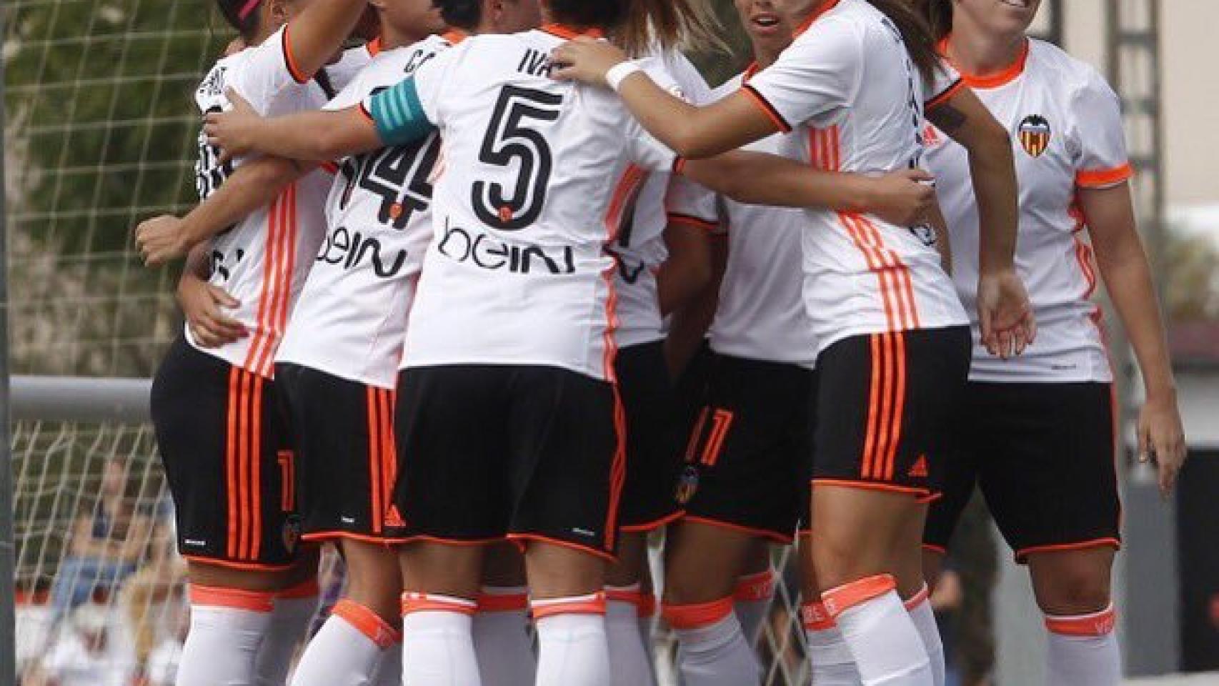 Las jugadoras del Valencia celebran un gol.