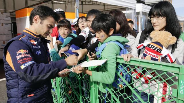 Dani Pedrosa firma autógrafos a los aficionados japoneses antes de sufrir el accidente en Motegi