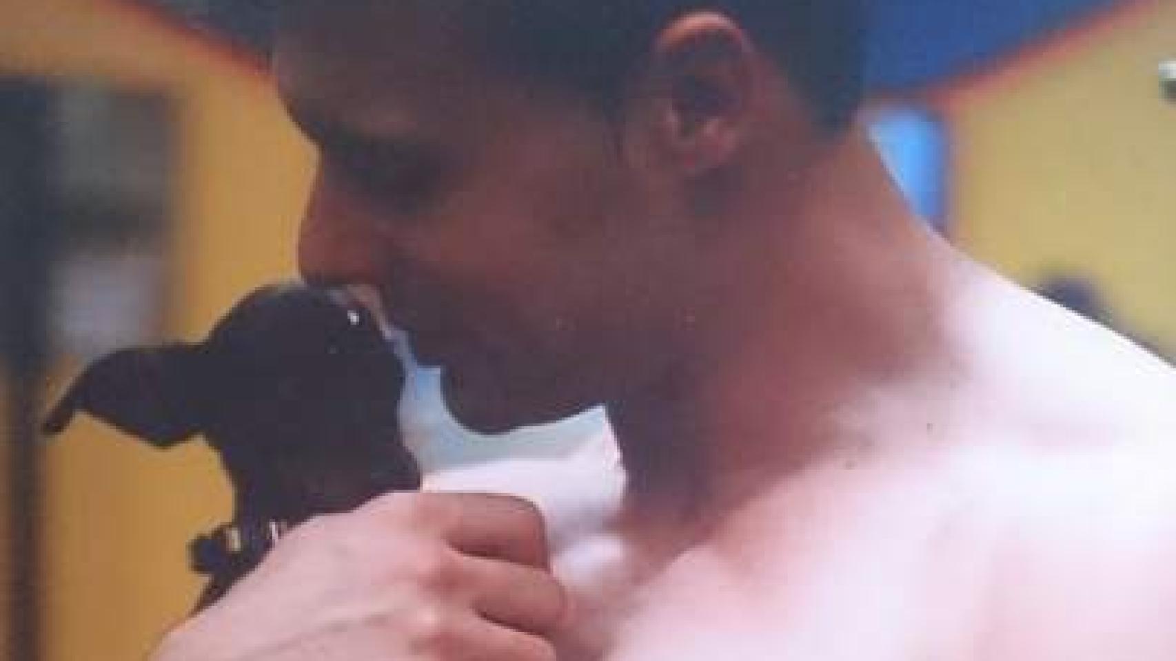 Antonio Ortiz con un perro.