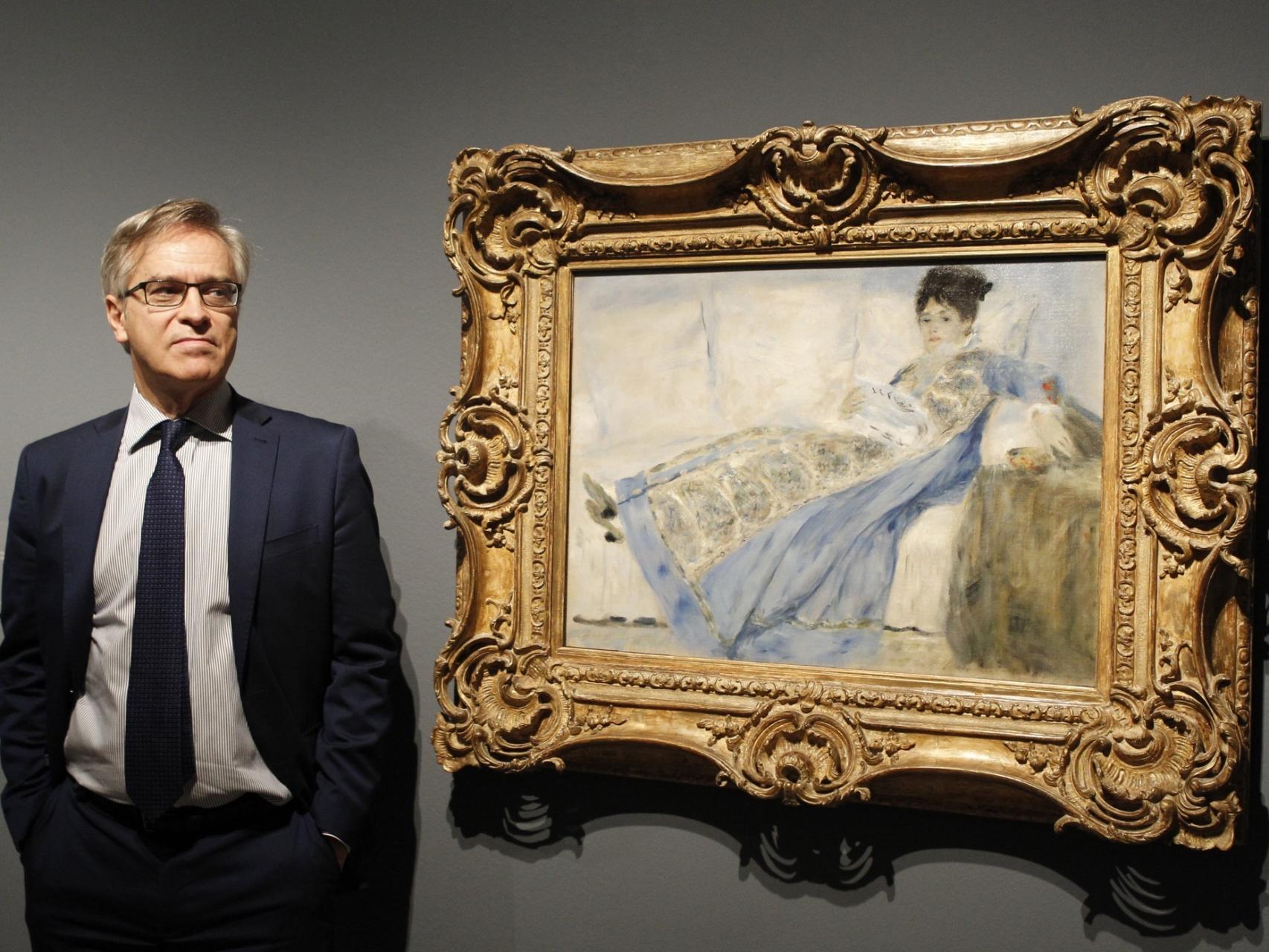 Guillermo Solana junto al retrato de la mujer de Monet (1872).