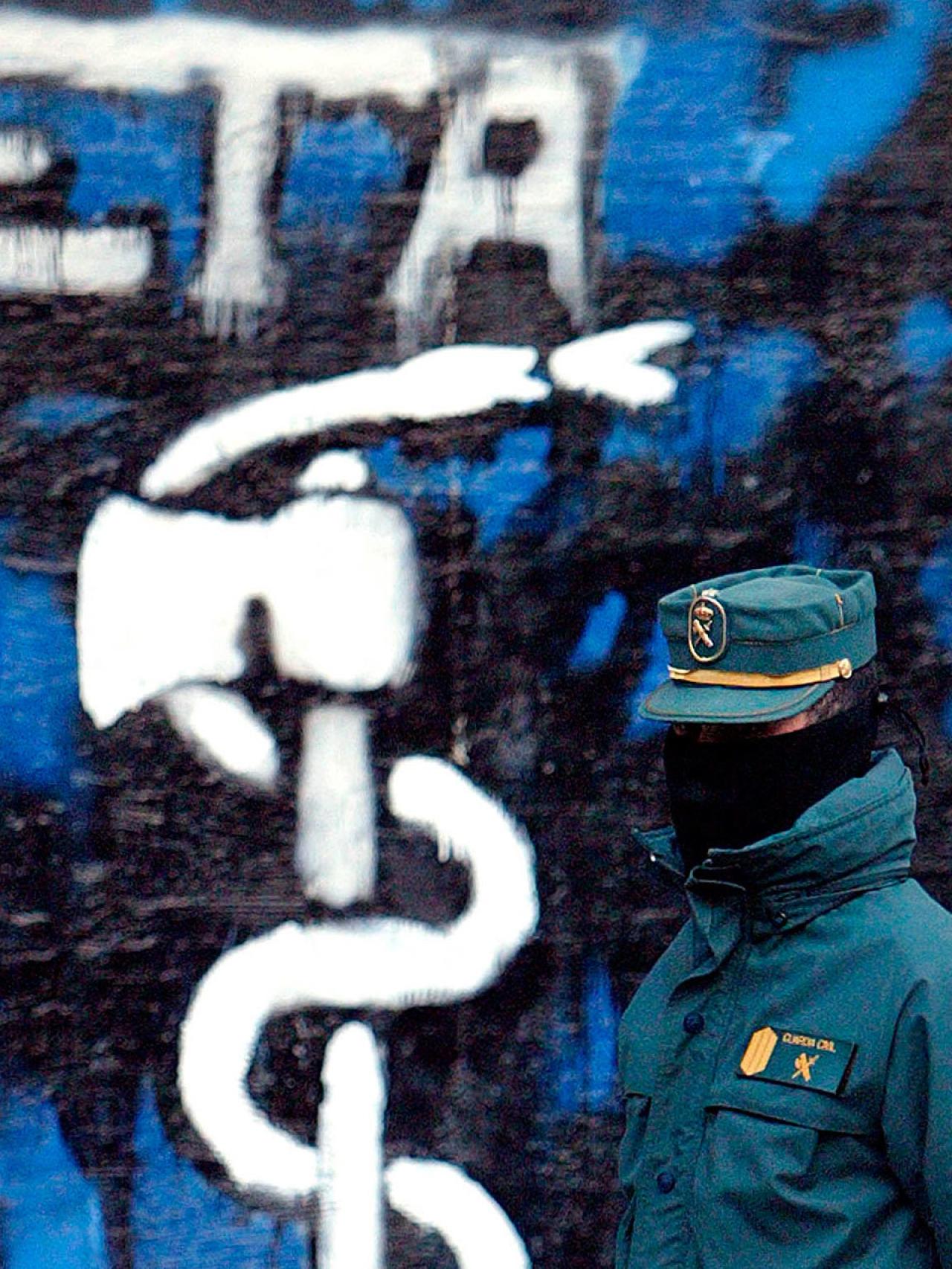 Un Guardia Civil pasa junto a un anagrama de ETA en Alsasua, en foto de archivo.