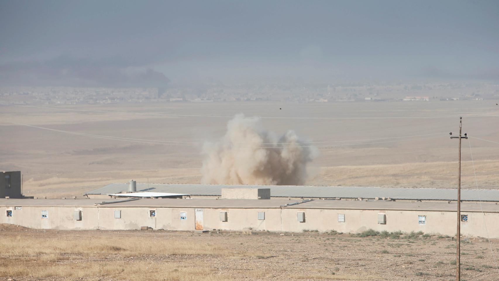 La humareda se levanta durante los enfrentamientos en el este de Mosul.