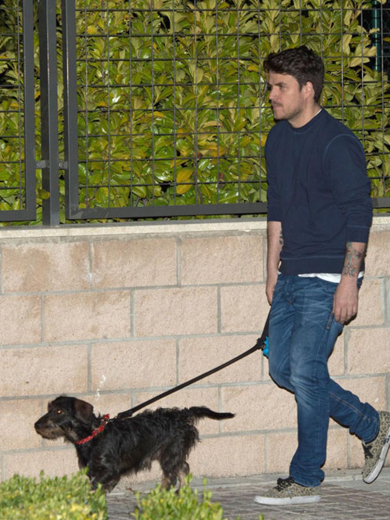 Esta fotografía de Dani Martín paseando a Pistacho hizo saltar las alarmas de su idilio.