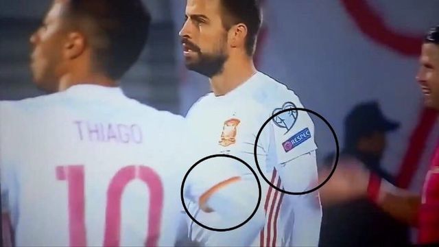 Imagen que se esgrimió para criticar a Piqué en el partido ante Albania.