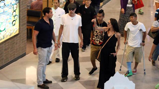 Angelina Jolie con su hermano james Heaven y sus hijos en un centro comercial hace unos años