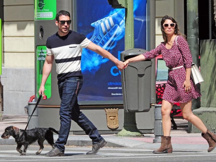 Miguel Ángel Silvestre y Blanca Suárez paseando a Pistacho.