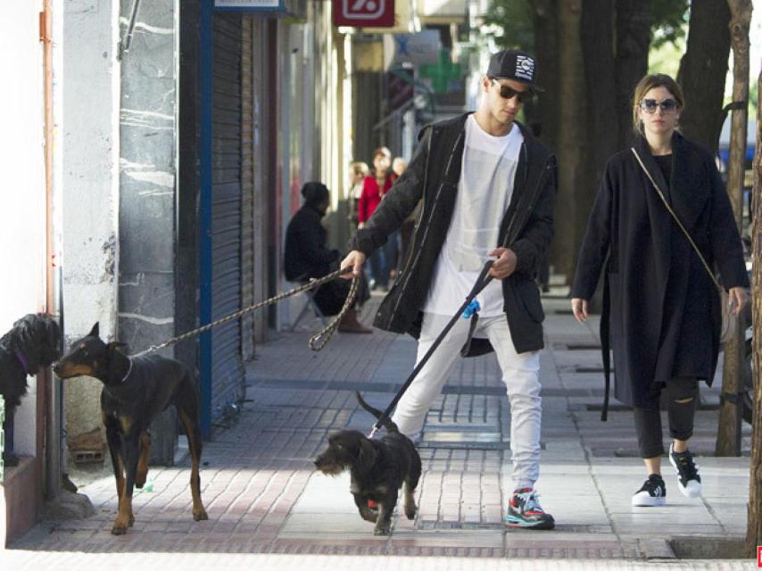 Joel Bosqued pasea la manada acompañado de Blanca.