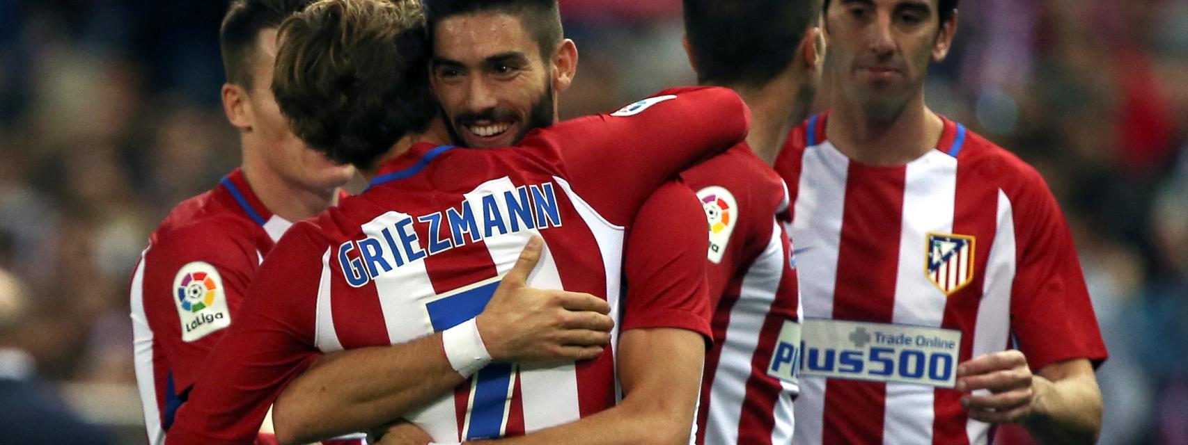Carrasco abraza a Griezmann durante el partido.