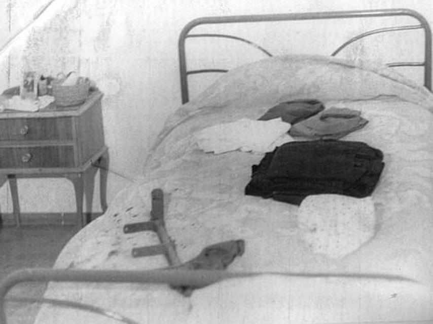 Sobre la cama, la pieza de la empacadora con el que la golpearon hasta matarla.