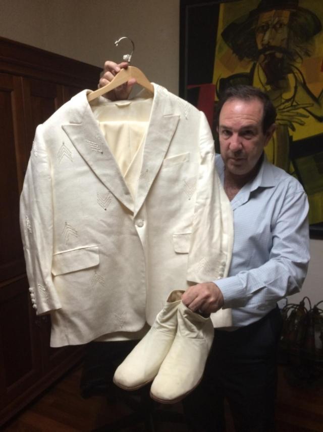 Uno de los trajes de Juan Gabriel que se subastarán