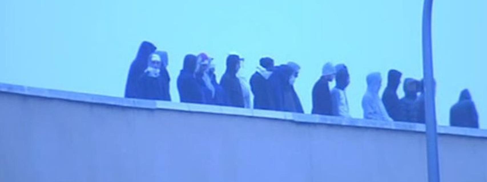 Algunos de los internos que permanecen en la azotea