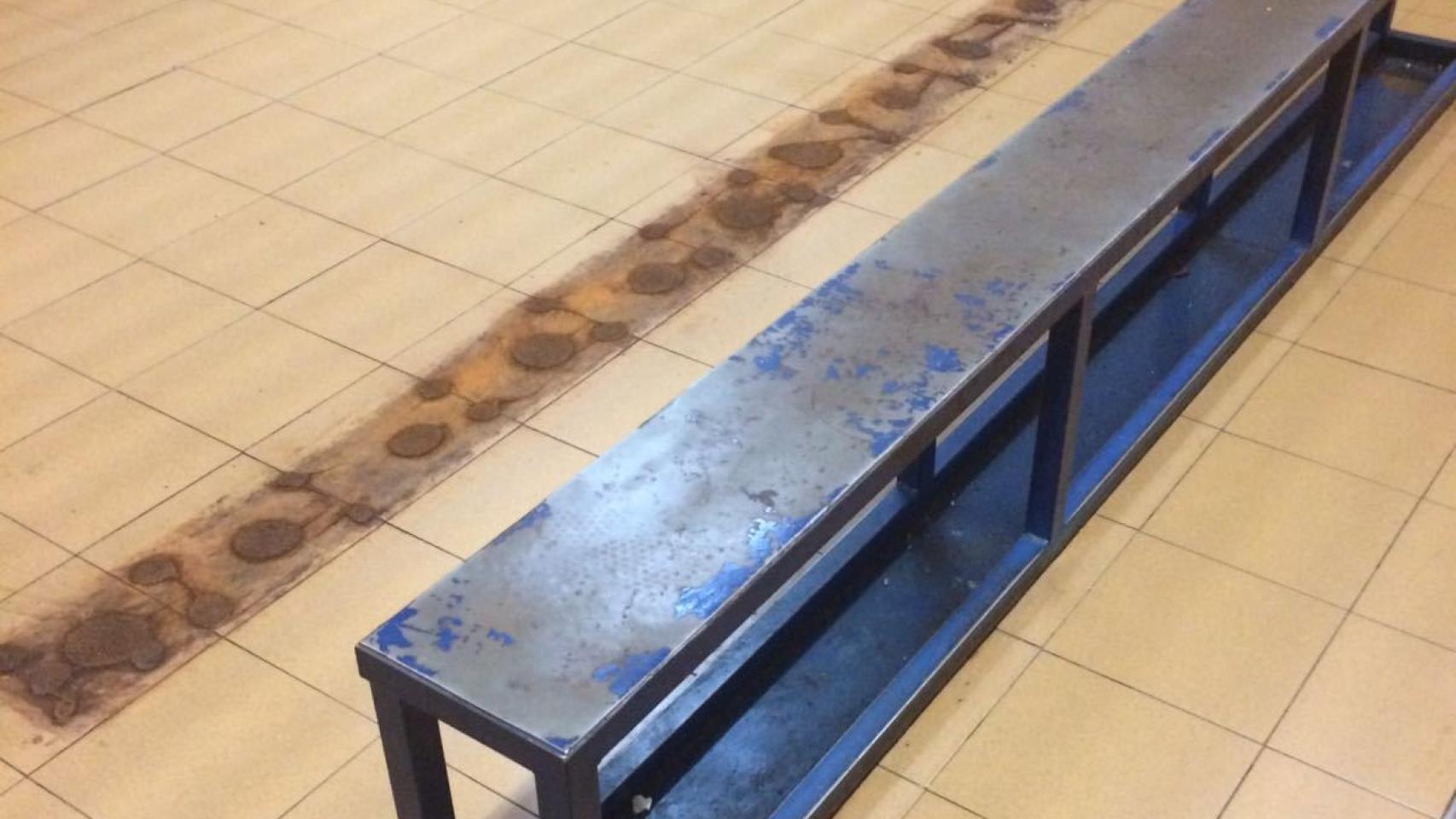 Uno de los bancos arrancados