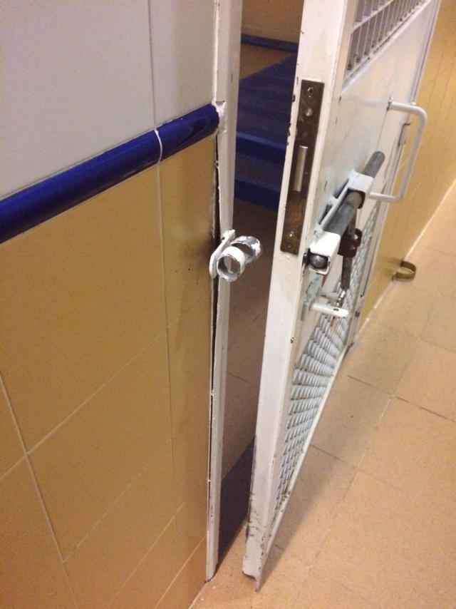 Los internos utilizan las grietas de las instalaciones para esconder los objetos, según los agentes