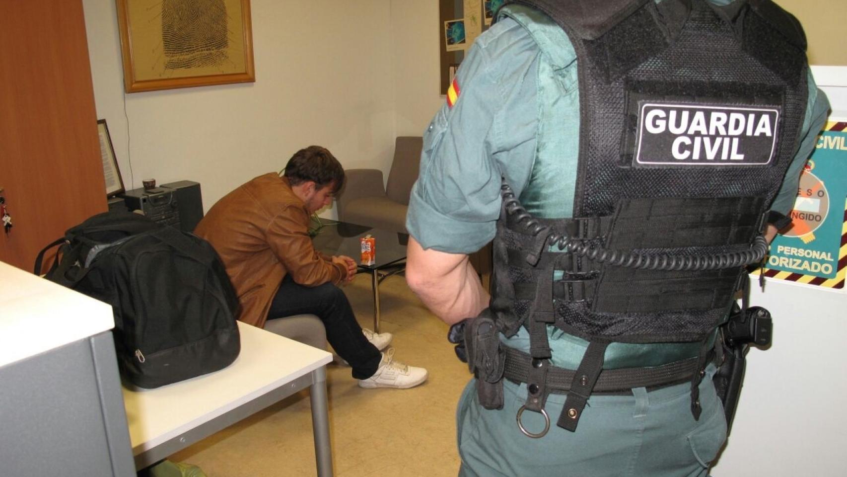 El presunto asesino de Pioz junto a la Guardia Civil