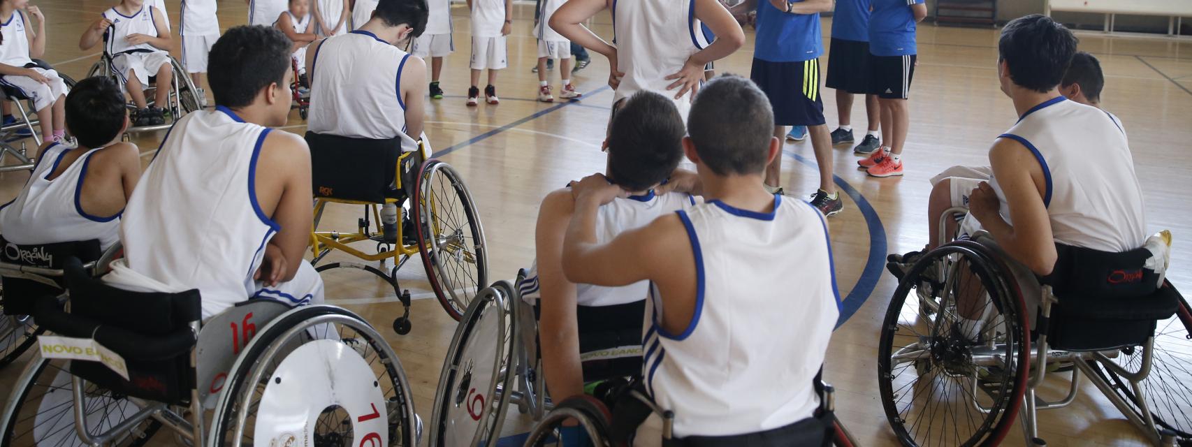 Clase de baloncesto en silla de ruedas en la escuela de La Masó (Mirasierra, Madrid)