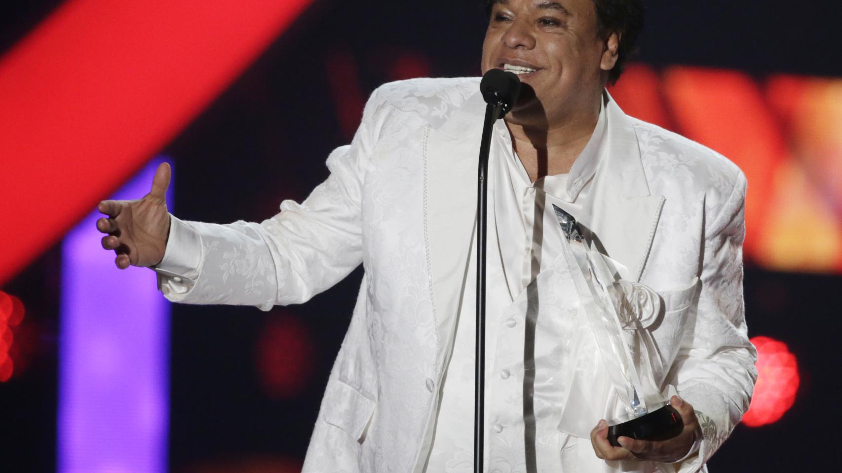 El cantante Juan Gabriel sobre el escenario