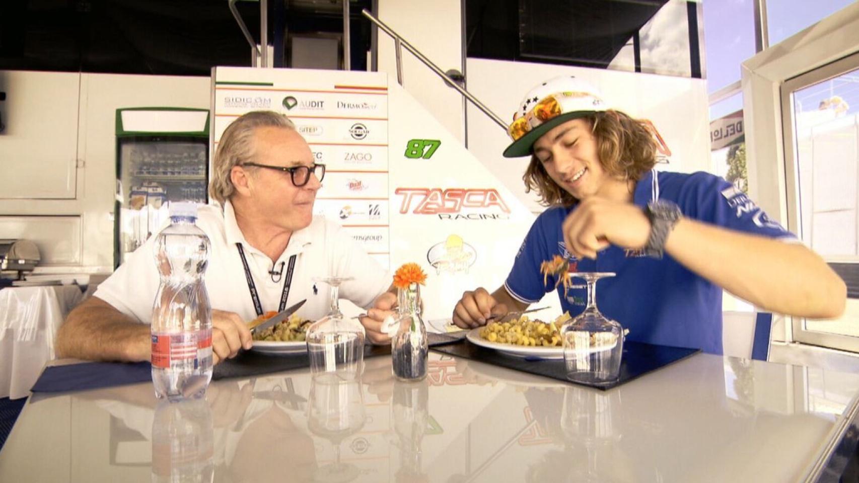 Wayne y Remy Gardner comen en el hospitality del equipo Tasca Racing.