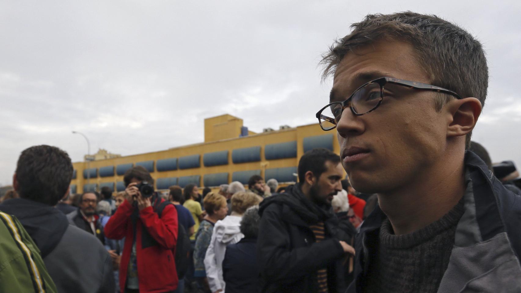 El número dos de Podemos, Íñigo Errejón, durante su visita a las inmediaciones del CIE