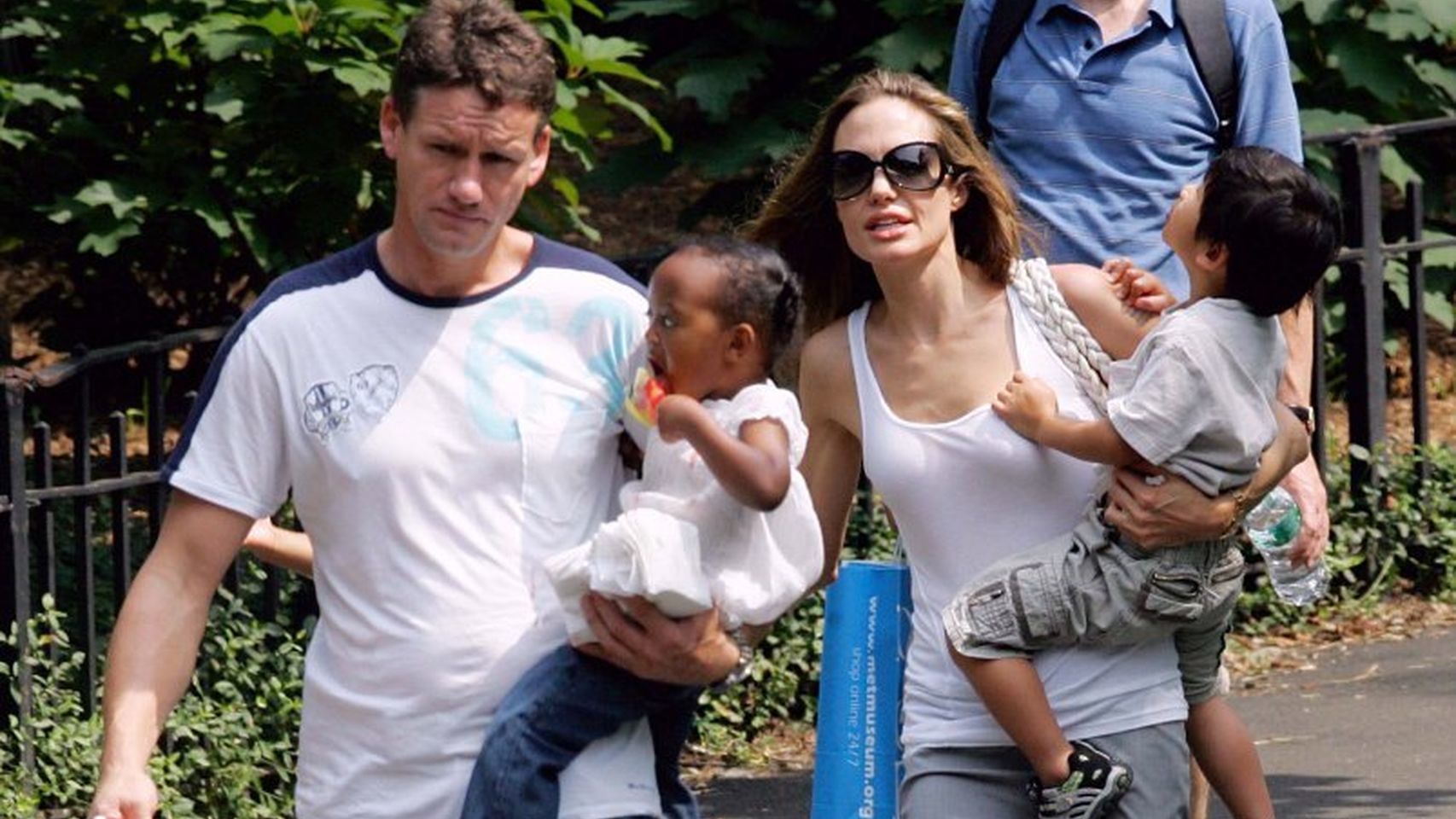 Mark Billingham, el exguardaespaldas de Brad y Angelina, junto a la intérprete y dos de sus hijos
