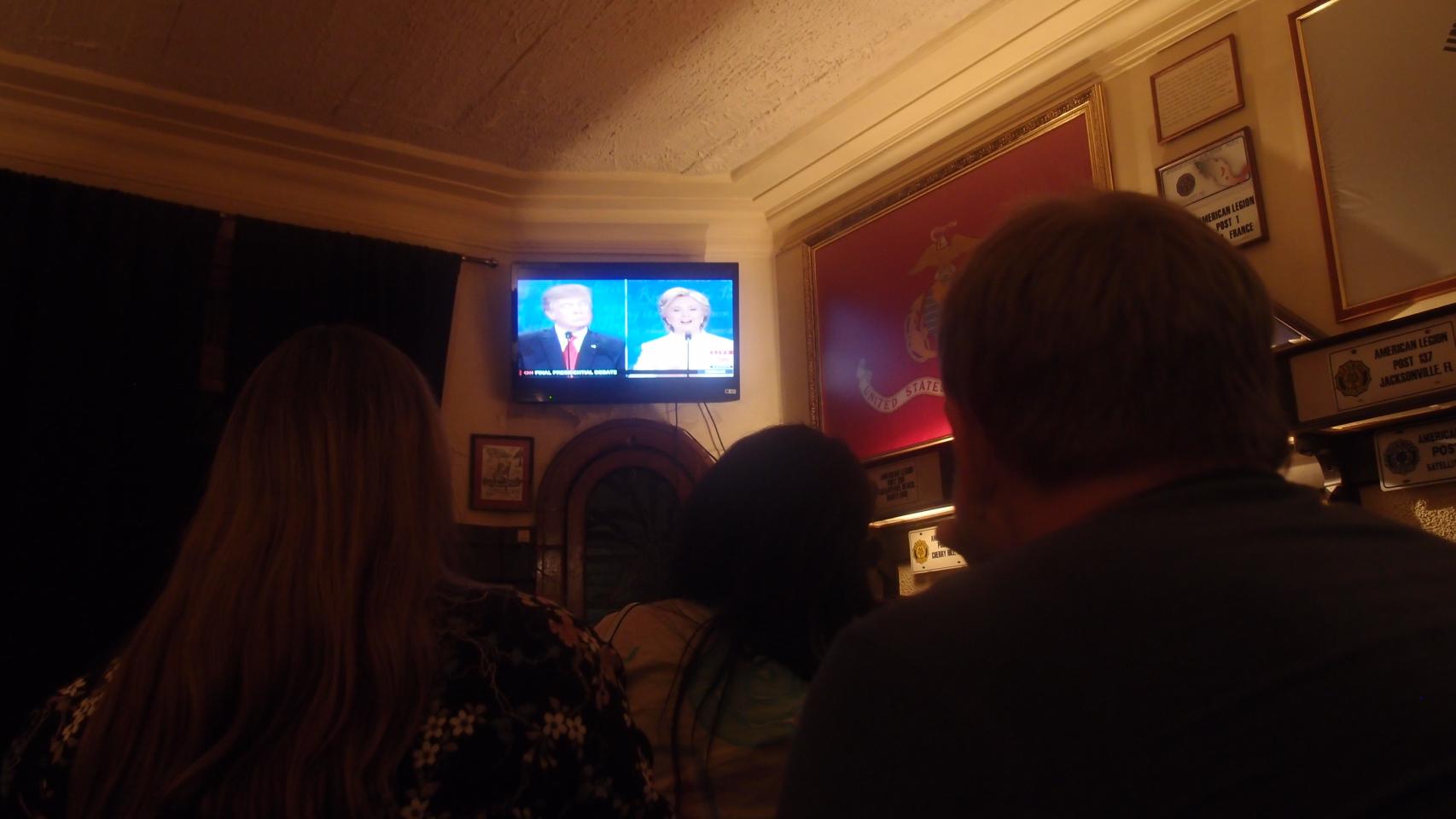 Los clientes del bar la Legion Americana en México D. F. viendo el debate Trump y Clinton.
