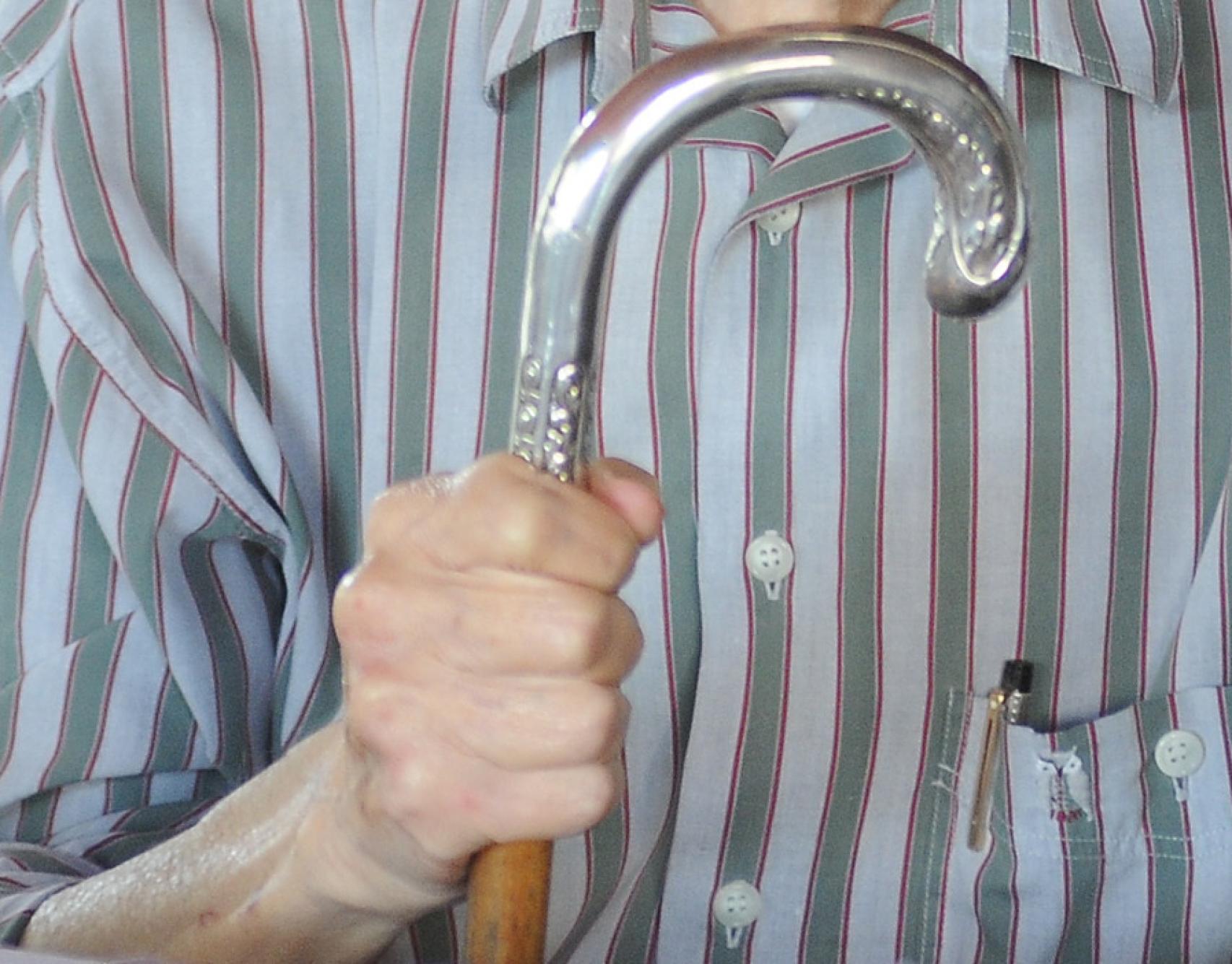 La mano firme de Alcántara sobre su bastón.