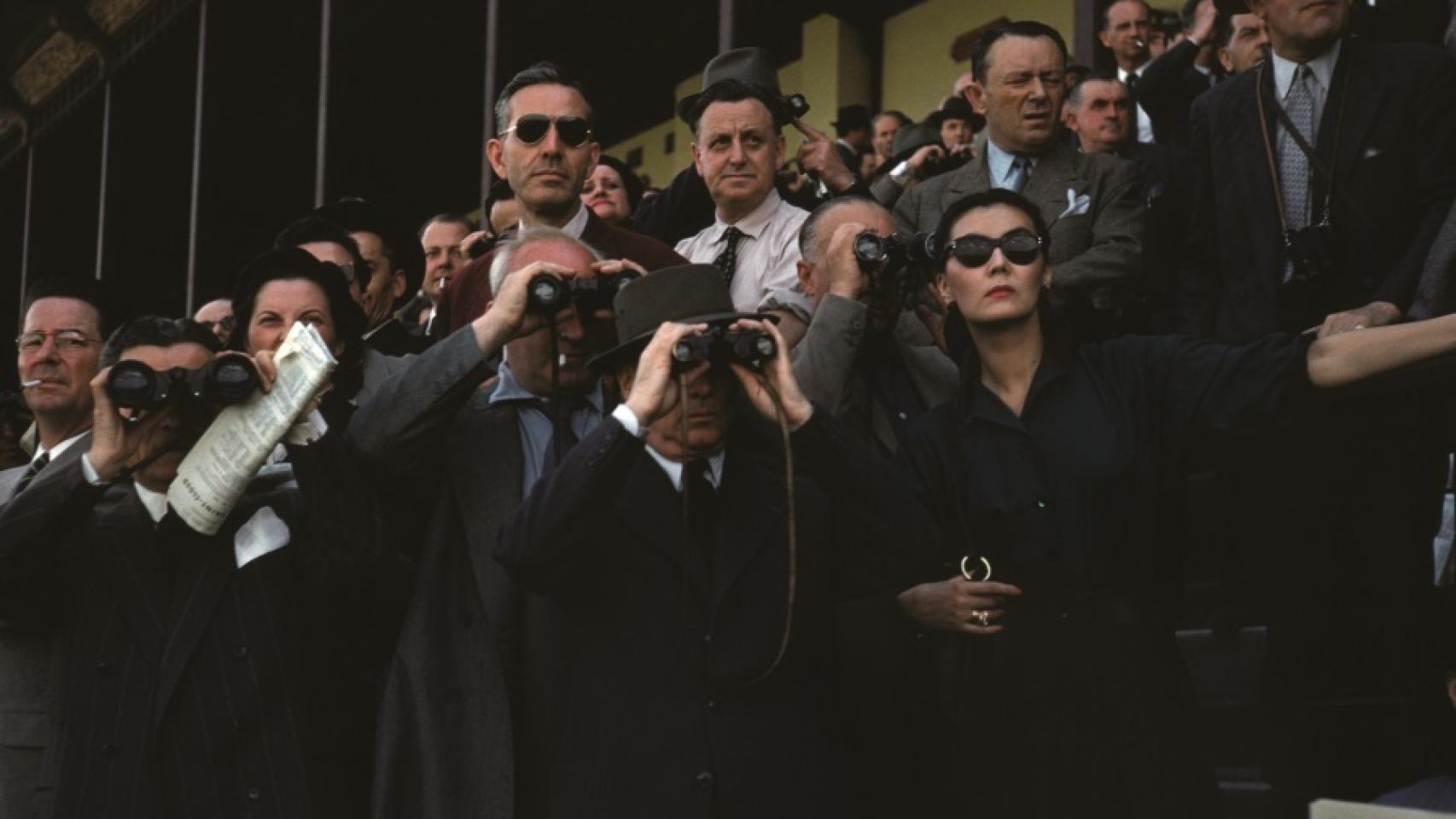 Espectadores en el hipódromo de Longchamp Racecourse, en París.
