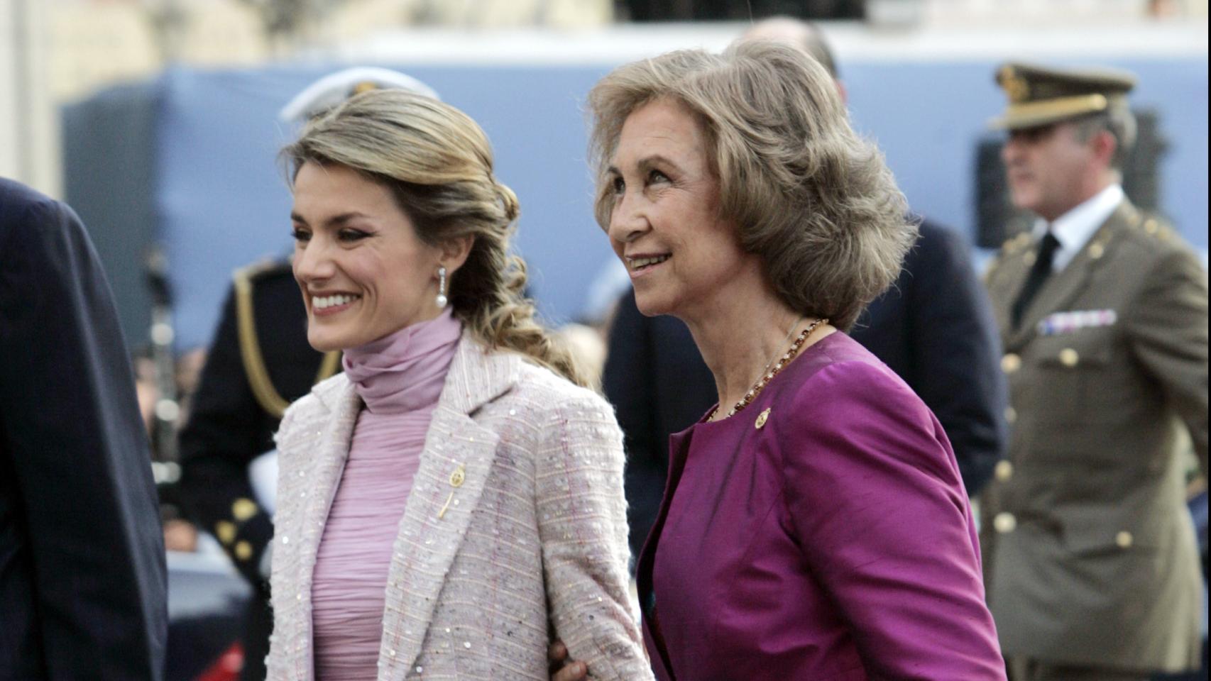 Letizia y su suegra antes de entrar en el teatro en 2006.