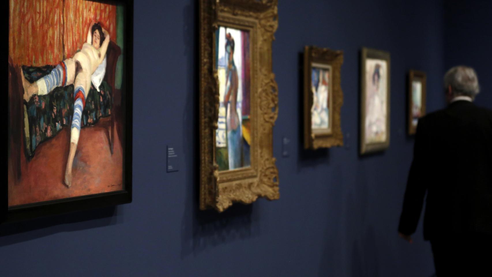 Un visitante en el montaje de la Fundación Mapfre.