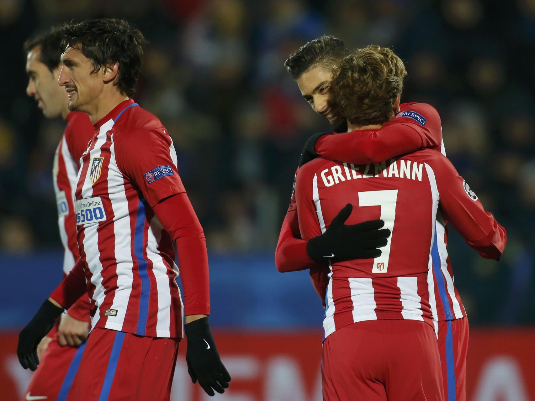 Carrasco celebra el gol con Griezmann.