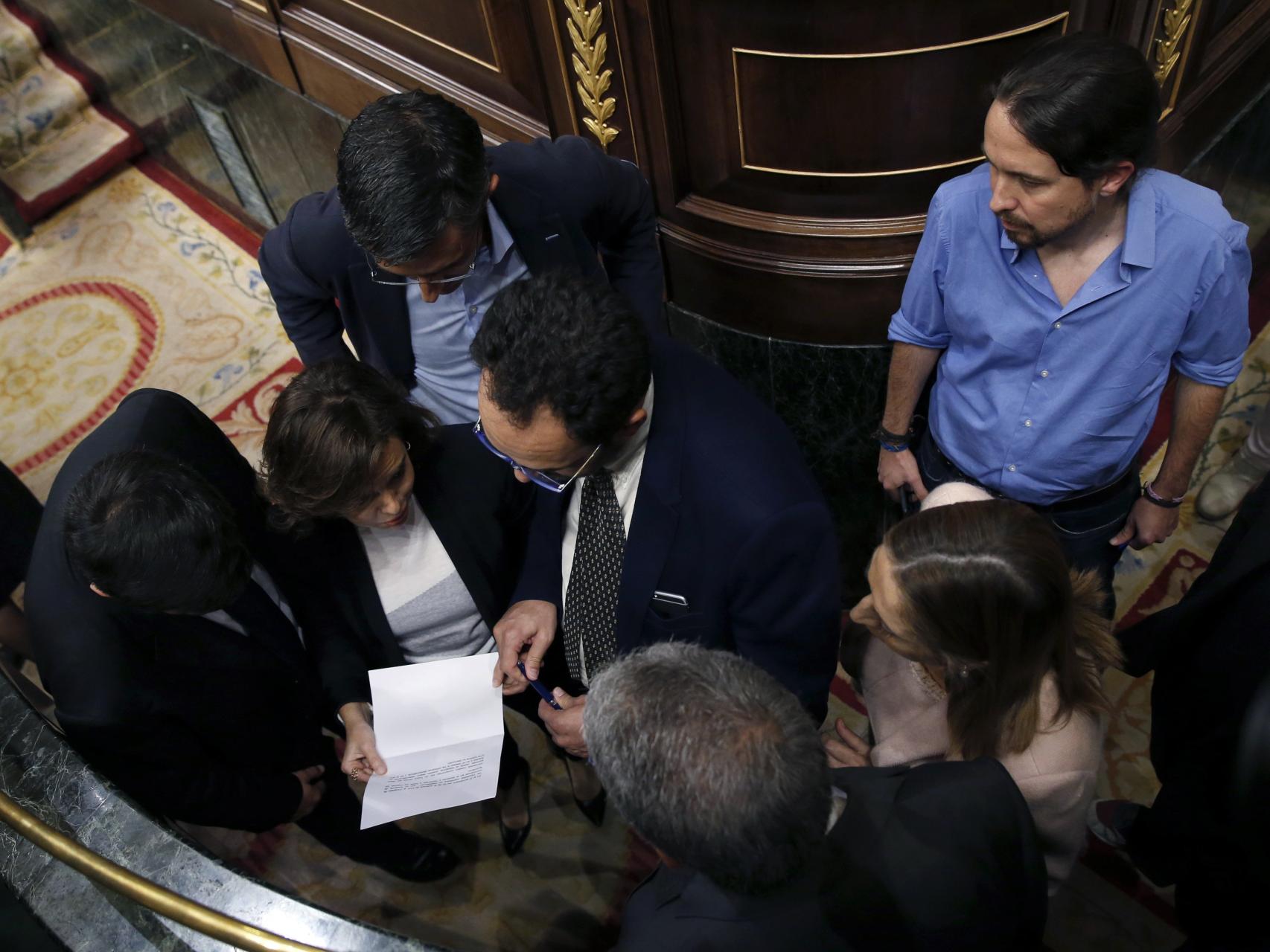 Soraya Sáenz de Santamaría, Pablo Iglesias, Eduardo Madina y otros representantes debaten la propuesta.