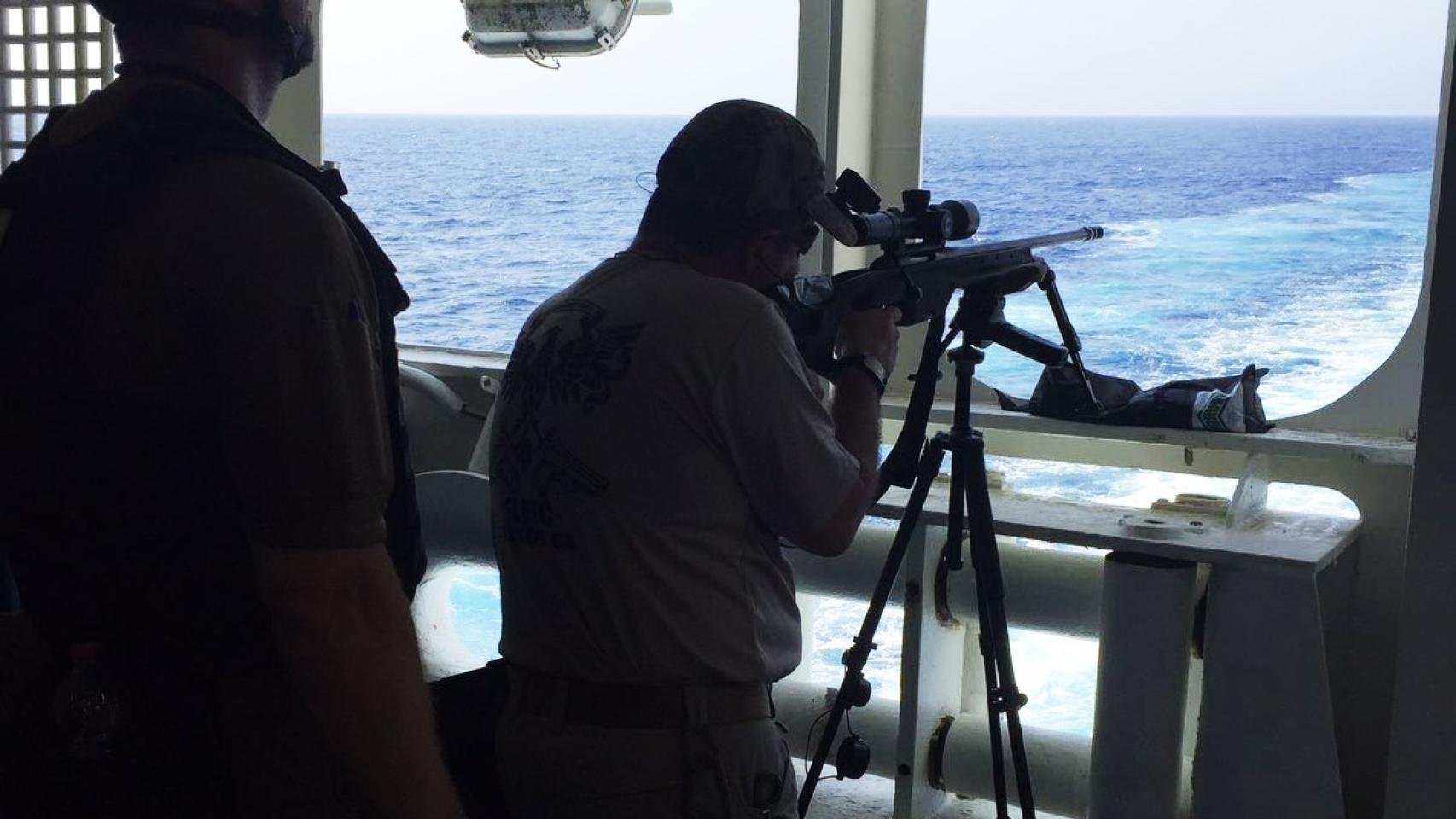 Un operario de UC Global a bordo del yate `The World´.