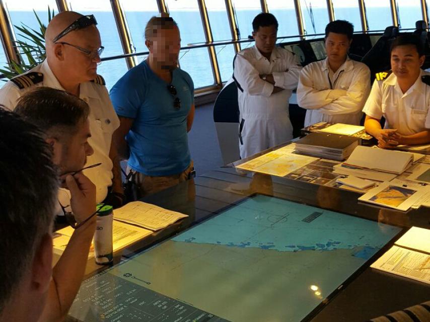 La tripulación del `MS The World´y uno de los mercenarios españoles, junto al radar del barco.