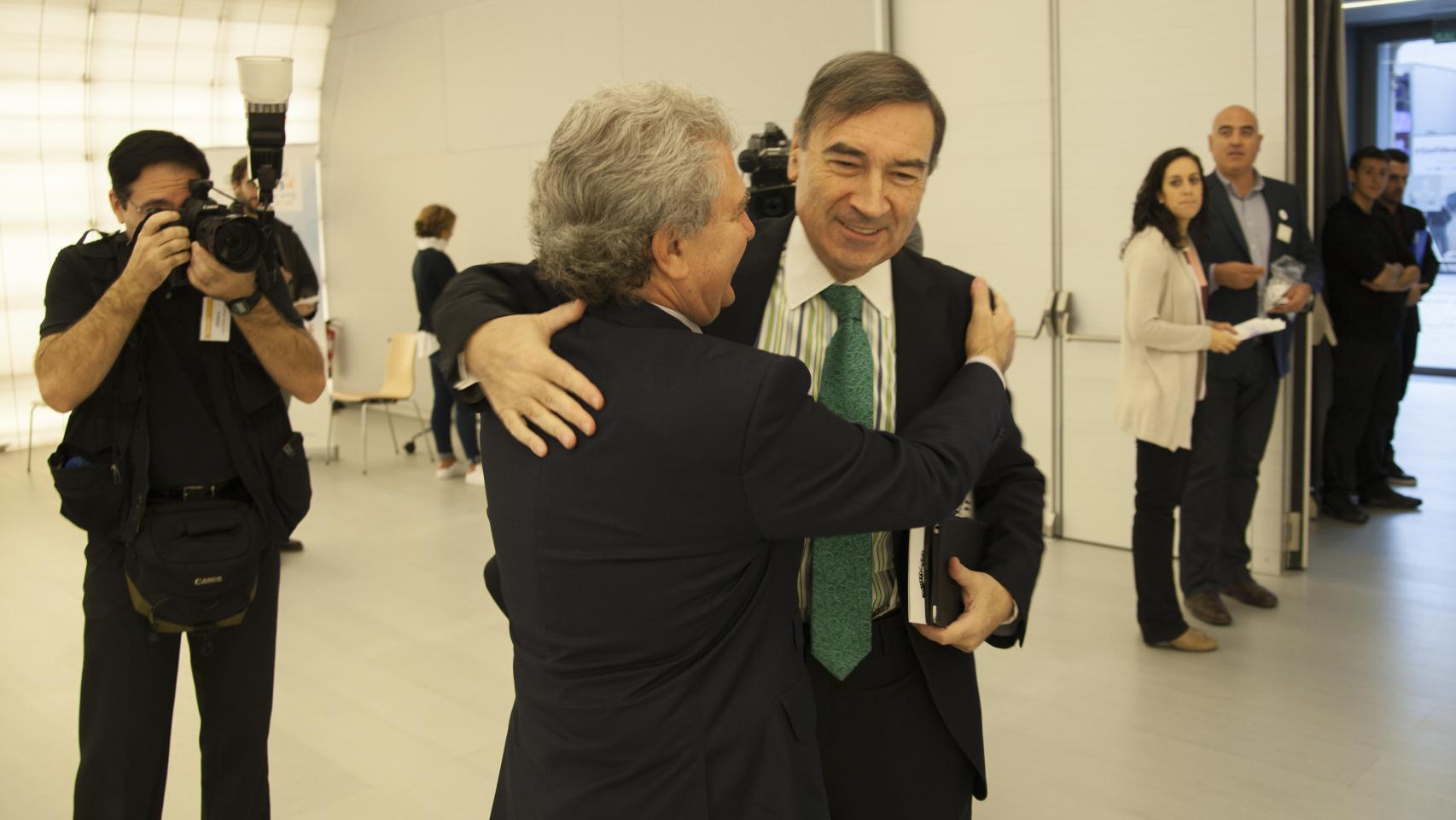 Ramírez saluda a César Antonio Molina.