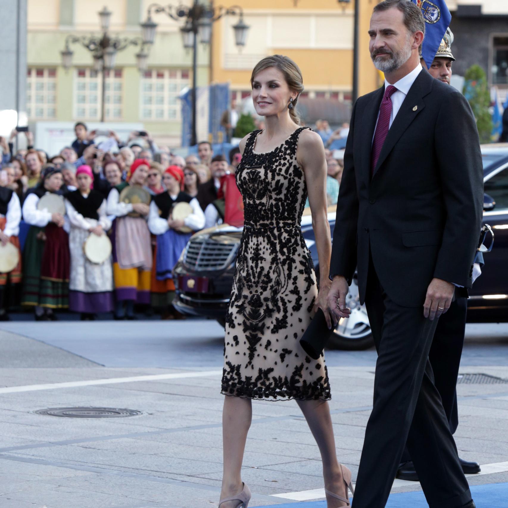 Los reyes, desfilando por la alfombra azul.