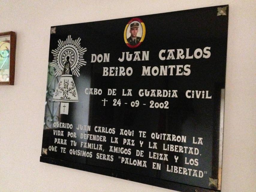 Placa en homenaje al sargento Beiro que hay dentro del cuartel de Leitza.
