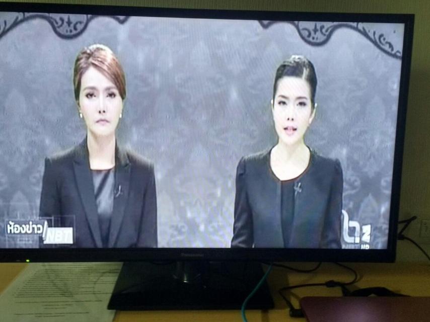 También los presentadores de televisión visten de luto.