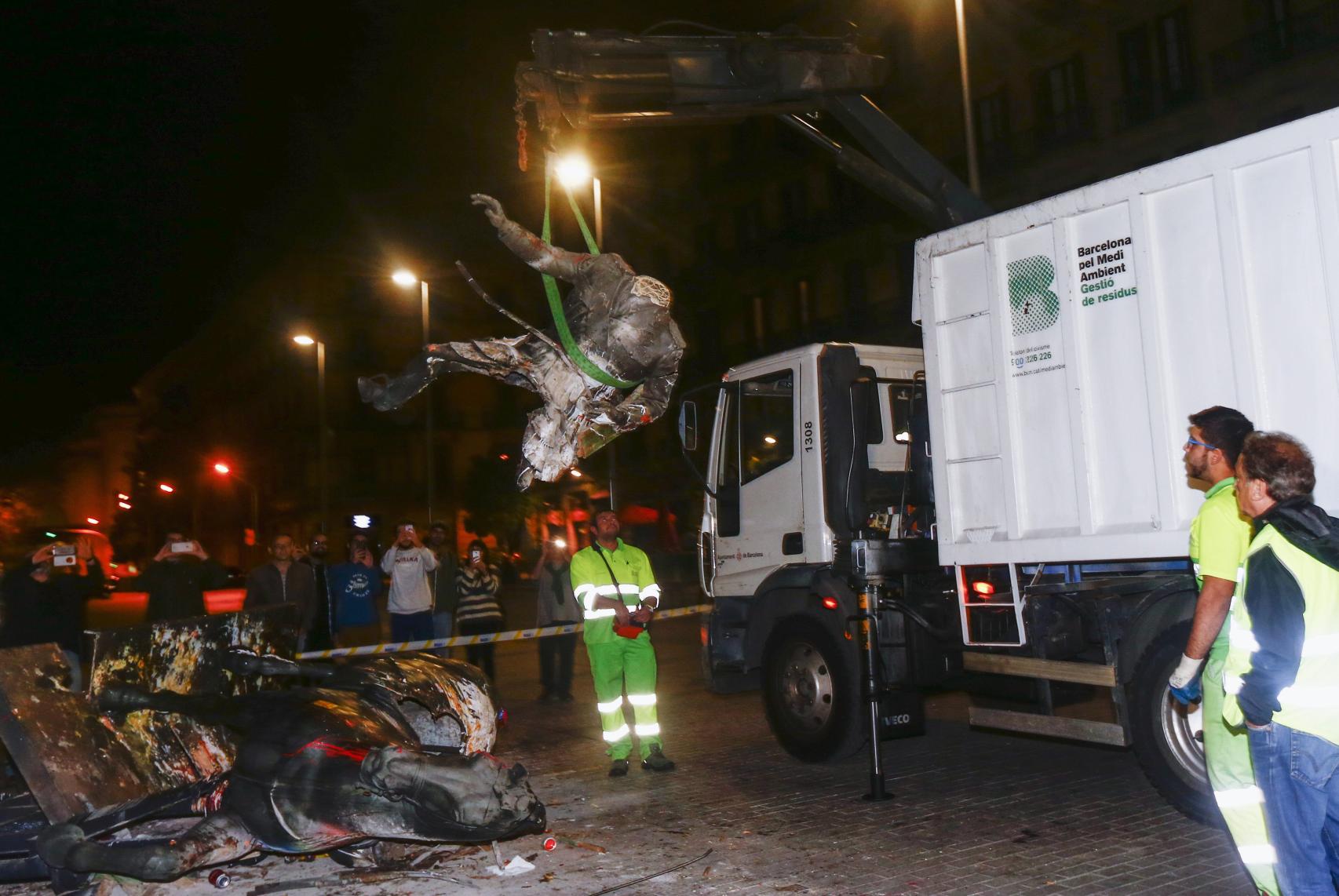 Los servicios de limpieza desalojan a Franco del Born, en Barcelona.